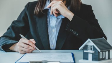 Emlakçı, iş sözleşmesini, kirayı, satın almayı, ipoteği, krediyi ya da ev sigortasını alıcıya açıkladıktan sonra el imzası..