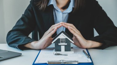 Bir emlakçı tut, ev modelini engelle ve iş sözleşmesini açıkla, kira, satın al, ipotek, kredi veya ev sigortası.