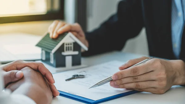 Agente Imobiliário Mão Segurando Caneta Explicar Contrato Negócios Aluguel Comprar — Fotografia de Stock