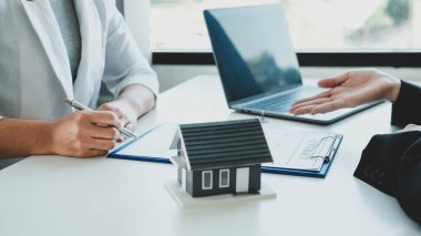 Emlakçı, iş sözleşmesini, kirayı, satın almayı, ipoteği, krediyi ya da ev sigortasını alıcıya açıkladıktan sonra el imzası..