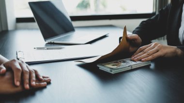 İş kadını devlet memurlarına rüşvet veriyor iş projeleri için sözleşmeler imzalıyor, parayı zarfa koyuyor, yolsuzluk ve rüşvet karşıtı fikirler üretiyor..