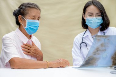 Doktor yaşlı hastanın akciğer salgılanmasının sonuçlarını açıkladı ve dost canlısı sağlık hizmetlerine rehberlik etti..