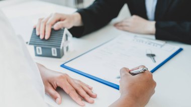 Emlakçı, iş sözleşmesini, kirayı, satın almayı, ipoteği, krediyi ya da ev sigortasını alıcıya açıkladıktan sonra el imzası..