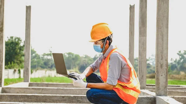 Engineer Contractor Man Use Lptop Work Safety Industry Project Check — Stock Photo, Image