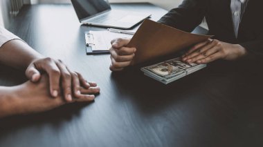 İş kadını devlet memurlarına rüşvet veriyor iş projeleri için sözleşmeler imzalıyor, parayı zarfa koyuyor, yolsuzluk ve rüşvet karşıtı fikirler üretiyor..