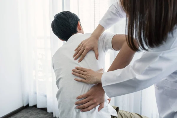 Médico Femenino Manos Haciendo Fisioterapia Extendiendo Espalda Paciente Masculino — Foto de Stock