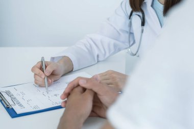 El ele tutuşma kalemi, doktorlar sağlık muayenesi sonuçlarını rapor eder ve hastalara ilaç önerirler.