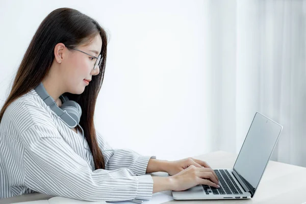 Genç Asyalı öğretmenler, COVID virüsü hastalıkları sırasında internet üzerinden eğlenmeyi, sosyal uzaklık öğretme kavramını öğretiyor..