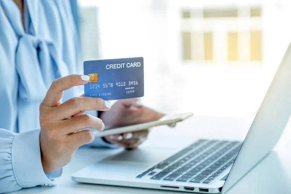 Mão Mulher Consumo Segurando Cartão Crédito Simulado Pronto Para Gastar — Fotografia de Stock