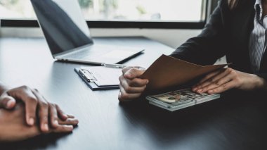 İş kadını devlet memurlarına rüşvet veriyor iş projeleri için sözleşmeler imzalıyor, parayı zarfa koyuyor, yolsuzluk ve rüşvet karşıtı fikirler üretiyor..