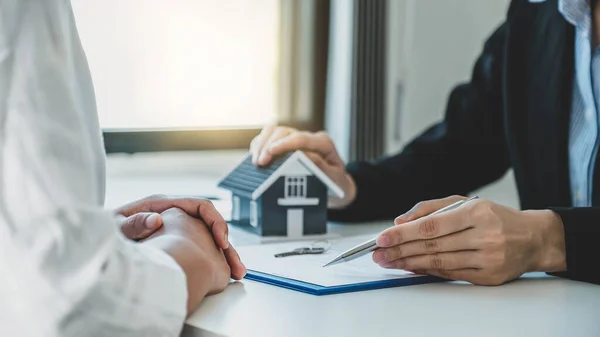 Agente Imobiliário Mão Segurando Caneta Explicar Contrato Negócios Aluguel Comprar — Fotografia de Stock