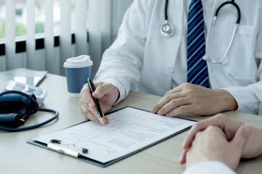 Doktor el yazısı raporu ve muayene sonuçlarını hasta adama, sağlık ve tıbbi kontrol kavramına açıkladı..