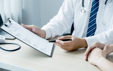 Doktor el yazısı raporu ve muayene sonuçlarını hasta adama, sağlık ve tıbbi kontrol kavramına açıkladı..