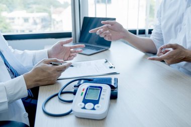 Doktor el yazısı raporu ve muayene sonuçlarını hasta adama, sağlık ve tıbbi kontrol kavramına açıkladı..