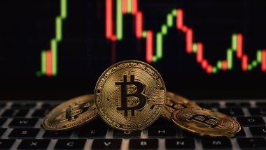 Bitcoin ve arkaplan grafiği. Yatırım tasarruflarında veya kripto döviz yeniliğinde risk ve zenginlik meydana gelebilir.