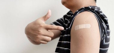 Koronavirüsü aşılamaya gitti. Koronavirüs kovid19, Sağlık ve Inoculation Concept..