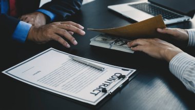 Hükümet yetkilileri iş adamlarından rüşvet, yolsuzluk ve rüşvet karşıtı konsept aldı.