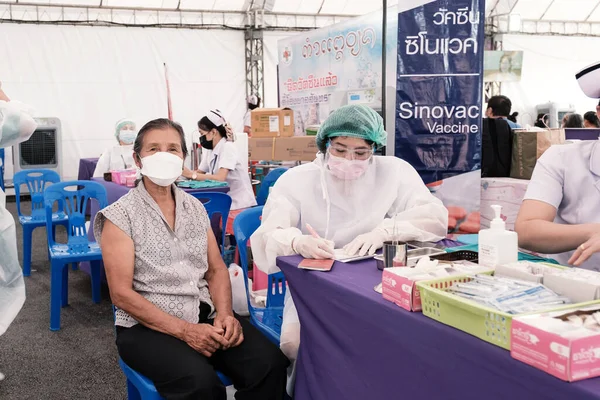 Чиангмай Таиланд Июля 2021 Года Пожилая Женщина Отправилась Вакцинировать Коронавирус — стоковое фото