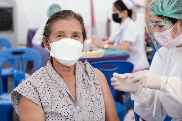 ChiangMai Tayland, 29 Temmuz 2021 son sınıf öğrencisi bir kadın, bir sahra hastanesinde tıbbi personelle Coronavirus Covid19 aşısı yaptırmaya gitti. Hükümet tarafından kurulan bir yer..
