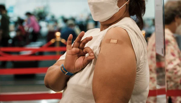 Жирная Женщина Плечо Бинтом Рука Показывает Пошел Вакцинировать Coronavirus Covid19 — стоковое фото