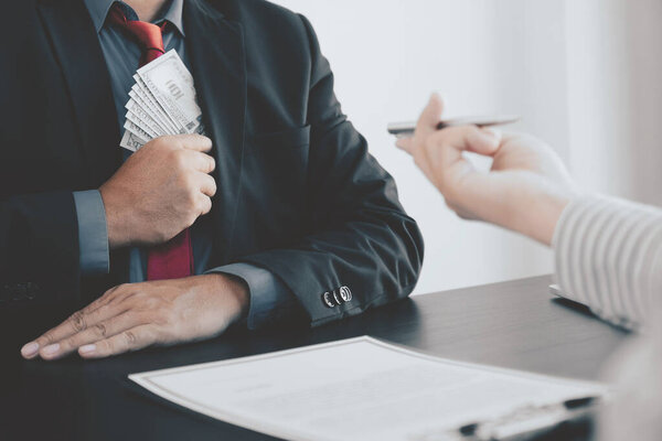 Чиновник руки получает взятку от бизнесмена, концепцию коррупции и противодействия взяточничеству.