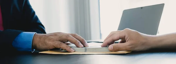 Hükümet yetkilileri iş adamlarından rüşvet, yolsuzluk ve rüşvet karşıtı konsept aldı.