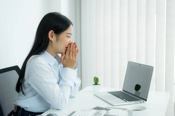 Young Asian Businesswoman Virtual Video Conference Meeting Concept Work Home — Stock Photo, Image