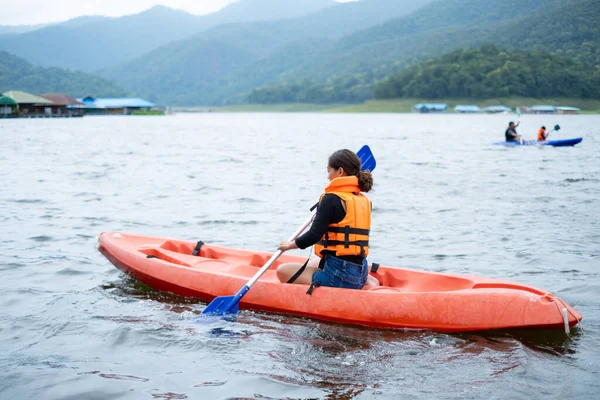 Asiatische Mädchen Orangefarbenen Schwimmwesten Eine Person Hält Ein Paddel Der — Stockfoto