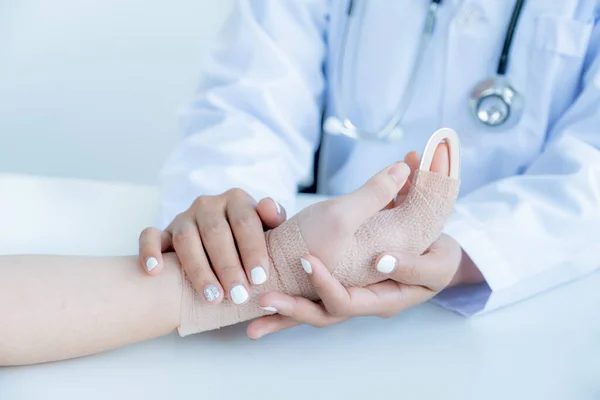 Lékař Ruce Držící Pacienta Při Nehodě Paže Podporu Vysvětlení Výsledků — Stock fotografie