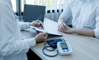 Doktor el yazısı raporu ve muayene sonuçlarını hasta adama, sağlık hizmetlerine ve sağlık kontrolüne açıkladı..