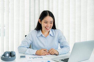 Genç kız öğrenci dizüstü bilgisayar dersi izlerken not alıyor online sınıf video konferansı eğitimi evden yeniden öğreniyor.