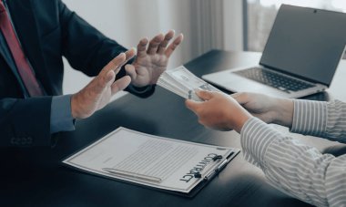 Hükümet yetkilileri rüşvet parasını iş adamlarından yolsuzluk ve rüşvetle mücadele kavramını almak için reddeden el kaldırdılar..