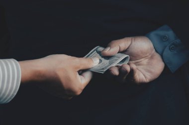 Devlet memurlarına rüşvet veren iş adamının arka tarafı, yolsuzluk ve rüşvet karşıtı konsept.