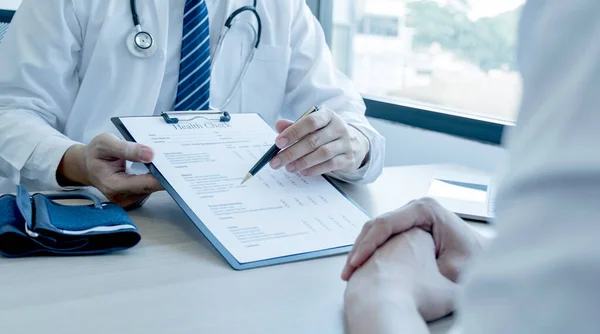 Arts Hand Schrijven Rapport Uitgelegd Onderzoeksresultaten Aan Patiënt Man Gezondheidszorg — Stockfoto