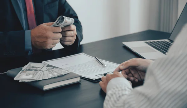 Regierungsbeamte Hand Erhalten Bestechungsgeld Von Geschäftsleuten Das Konzept Der Korruption — Stockfoto