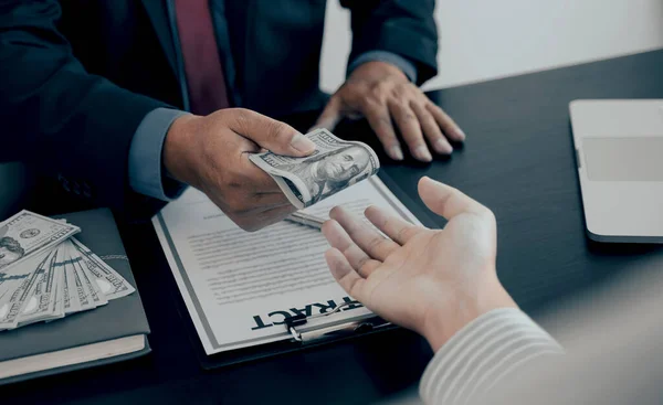 Empresário Mão Segurando Dólar Dinheiro Nota Bancária Para Subornar Funcionários — Fotografia de Stock