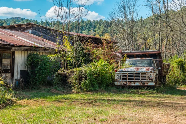 Velho Caminhão Lixo Enferrujado Esquecido Abandonado Lado Edifício Madeira Que — Fotografia de Stock