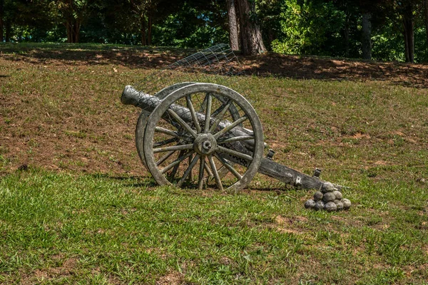 Old Wartime Cannon Sits Display Retired Battle Protective Wire Screen — Stock Photo, Image