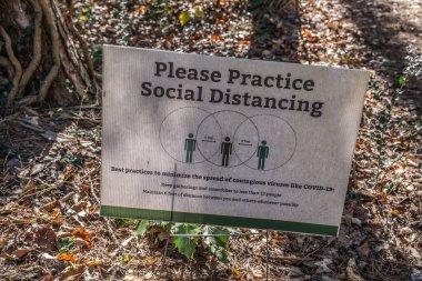 Korona virüsü salgını sırasında insanları iki metre ayrı ve küçük toplulukların güvende olması için parktaki ağaçlık alanlardaki yürüyüş yollarına sosyal uzaklık işaretleri asılmış.