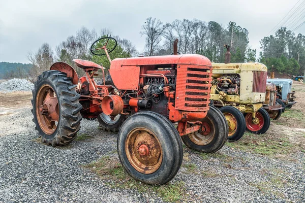 Řada Starých Starožitných Farmářských Traktorů Zaparkovaných Štěrkovém Poli Které Nepoužívají — Stock fotografie