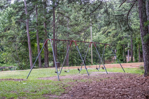 夏天的公园里 空荡荡的旧金属框架 铁链固定着橡胶座椅 摆动着 静坐着 — 图库照片