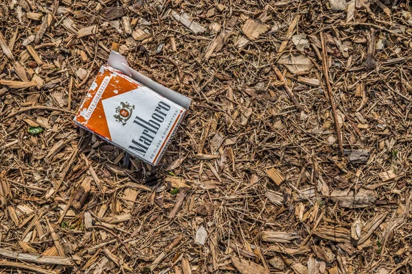 Cumming Georgia Usa 2020 Špinavá Potrhaná Prázdná Krabička Cigaret Marlboro — Stock fotografie