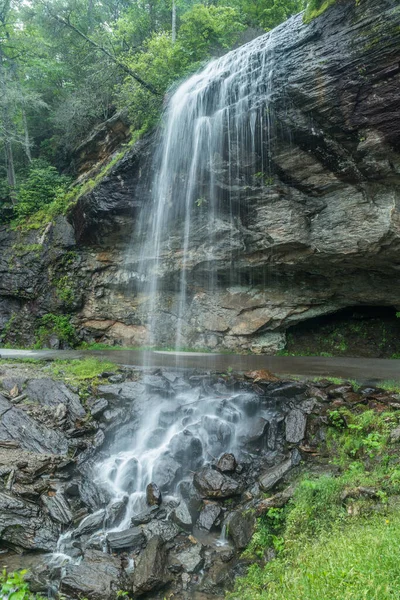 Een Schilderachtige Waterval Langs Weg Klif Naar Beneden Naar Rotsblokken — Stockfoto