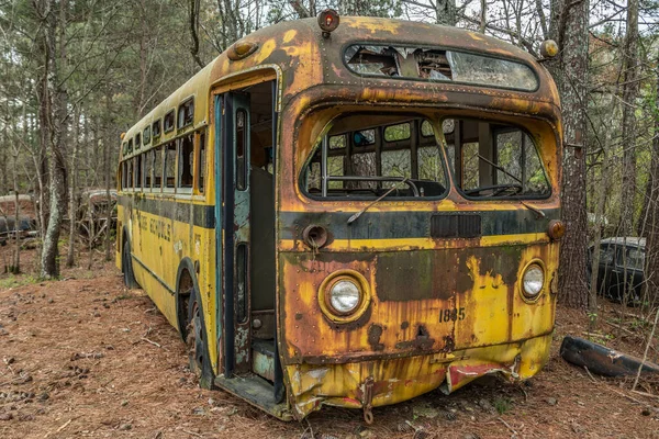Vazio 1950 Vintage Velho Enferrujado Ônibus Escolar Abandonado Livre Floresta — Fotografia de Stock