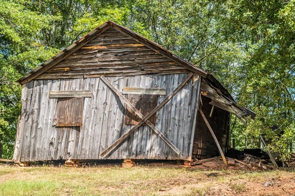 Abandonada Velha Fazenda Madeira Desmoronando Negligência Tempo Embarcou Caindo Fundação — Fotografia de Stock