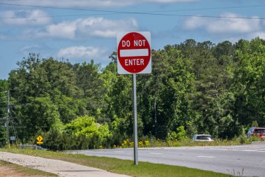 Dört şeritli bir otoyol, yanlış yöne dönmemek için yolun kenarındaki bir direğe 