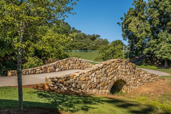 Trail Old Stone Rock Arched Bridge Goes Creek Flows Woodlands — Stock Photo, Image