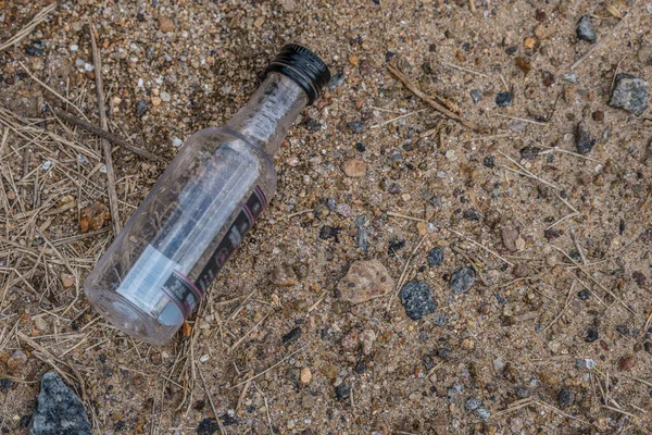 Tomma Små Plast Sprit Flaska Kasseras Marken Längs Vägen Förorenar — Stockfoto