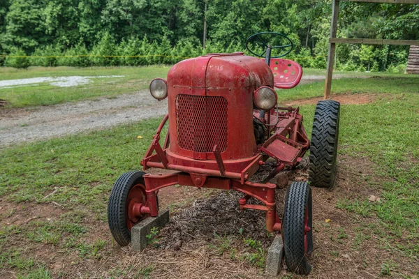 Old Antique Little Red Farm Tractor Longer Use Parked Farmland — Stok fotoğraf