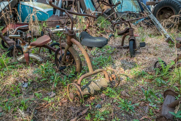 Mehrere Arten Von Zerbrochenen Und Verrosteten Oldtimer Dreirädern Die Zusammen — Stockfoto